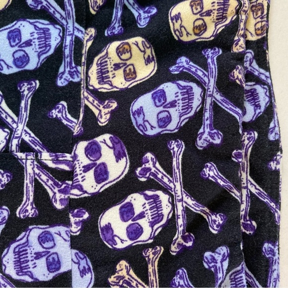 LulaRoe Skull and Crossbones Halloween Print Leggings (Size Tall & Curvy) - Picture 3 of 8